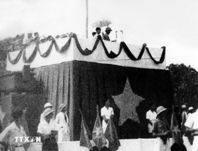 Le 2 septembre 1945, sur la place Ba Dinh à Hanoï, le Président Hô Chi Minh lut la Déclaration d'indépendance proclamant à tous ses compatriotes et au monde la naissance de la République démocratique du Vietnam. Photo : VNA. tuyen-ngon.jpg