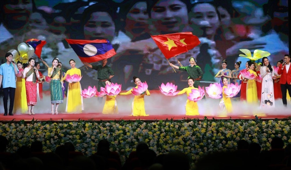 Un spectacle lors de célébration du 60e anniversaire de l'établissement des relations diplomatiques Vietnam-Laos. Photo : laodong. vietnam-lao-laodong.jpg