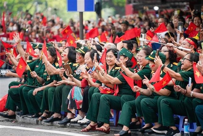 Des vétérans de guerre partagent leur joie lors de l'événement. Photo : VNA. 2-6477.jpg