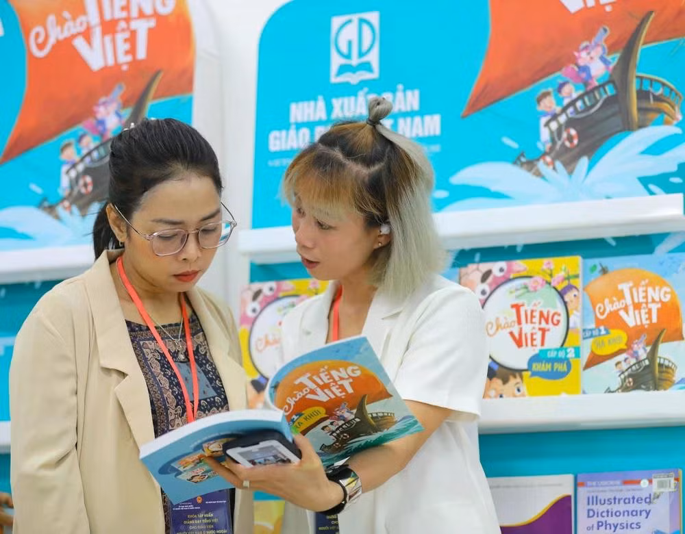Présentation de la série de livres intitulée Chào Tiêng Viêt (Bonjour la langue vietnamienne) de l’auteure Nguyen Thuy Anh, à Fukuoka (Japon). Photo : VNA.
