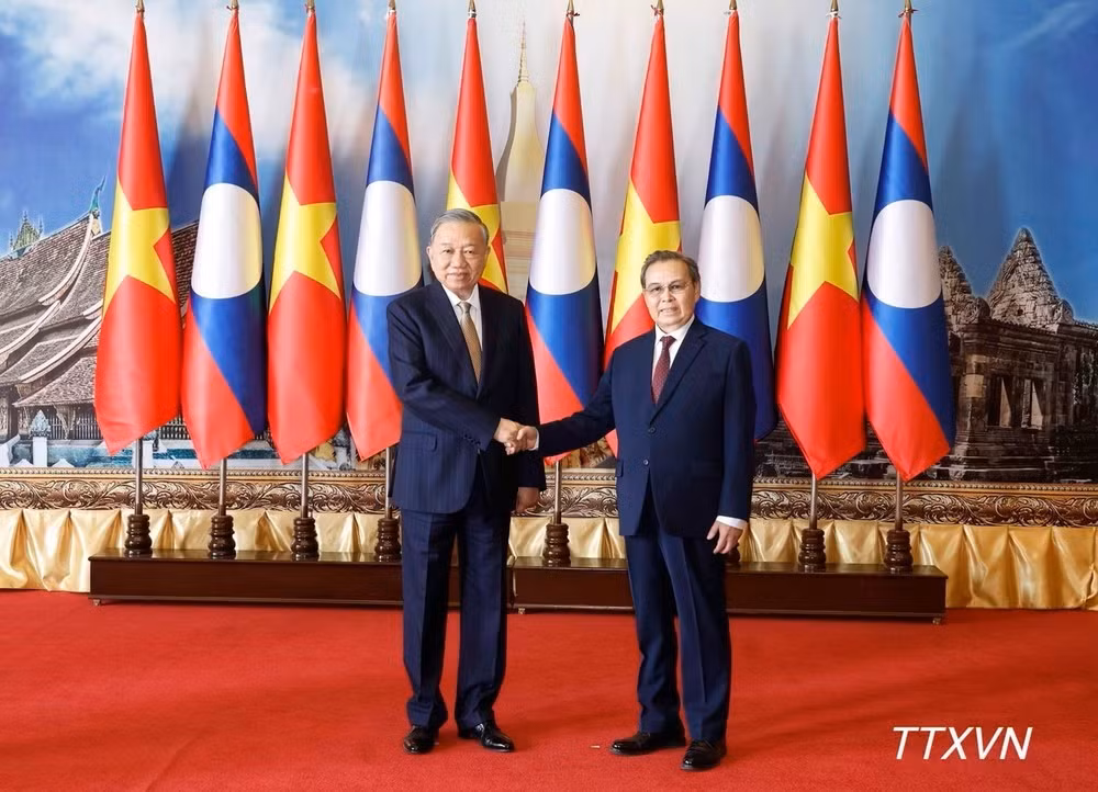 Le secrétaire général du PCV et président de la République To Lam s’entretient avec le président de l’Assemblée nationale du Laos Saysomphone Phomvihane (à droite), dans l’après-midi du 5 février 2026, à Vientiane. Photo : VNA.