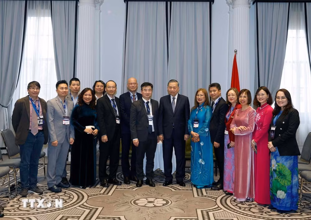 Le secrétaire général du PCV et président de la République To Lam et des intellectuels et scientifiques éminents, membres de l’Association des intellectuels et experts vietnamiens en Australie (VASEA). Photo : VNA.