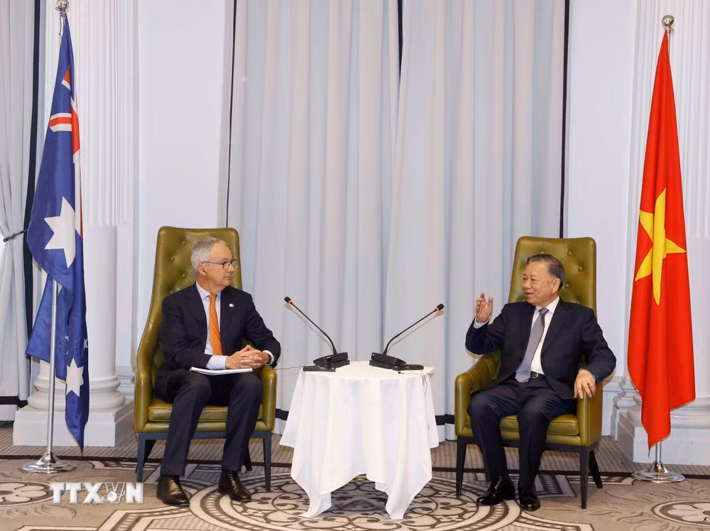 Le secrétaire général du PCV et président de la République To Lam (à droite) reçoit Nicolas Moore, envoyé spécial du gouvernement australien pour l’Asie du Sud-Est. Photo : VNA.