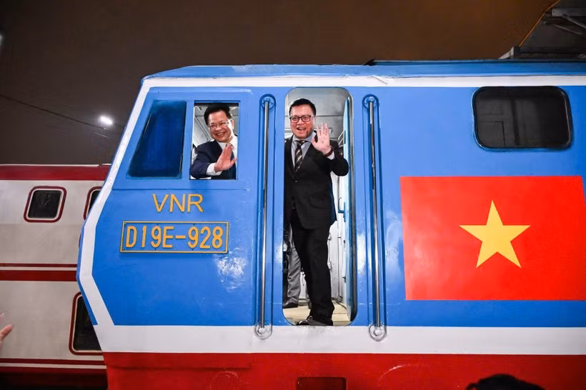 Le Quoc Minh, le rédacteur en chef du Journal Nhân Dân, et Dang Sy Manh, président du Conseil des membres de la Compagnie nationale des chemins de fer du Vietnam, à bord du « Train du Bonheur » dans la nuit du réveillon.