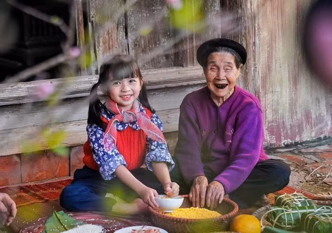Forgé à travers des siècles, le Têt s’impose comme l’une de nos plus belles traditions, attachées notamment à la réunion familiale, à la cohésion entre les générations, et plus profondément, au retour à la source. Photo : VNA.