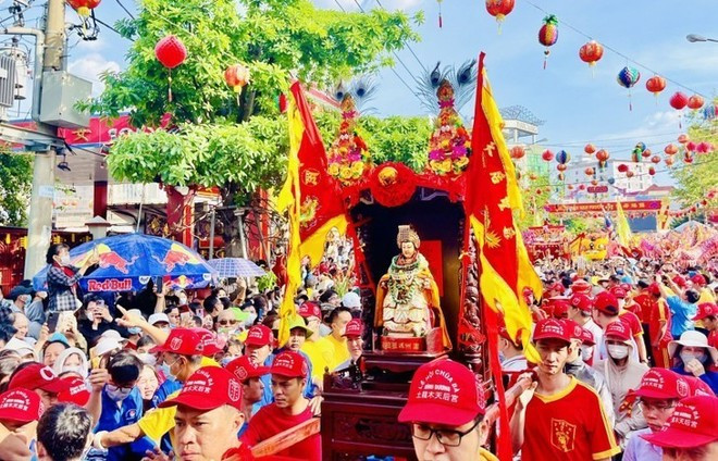 La Fête du temple de la déesse Thien Hau. Photo. tapchihuongsac.