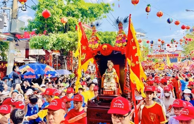 La Fête du temple de la déesse Thien Hau. Photo. tapchihuongsac.
