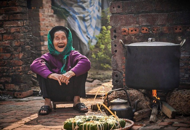 La joie d'une personnée âgée à chaque retour du Têt. Photo : VNA.
