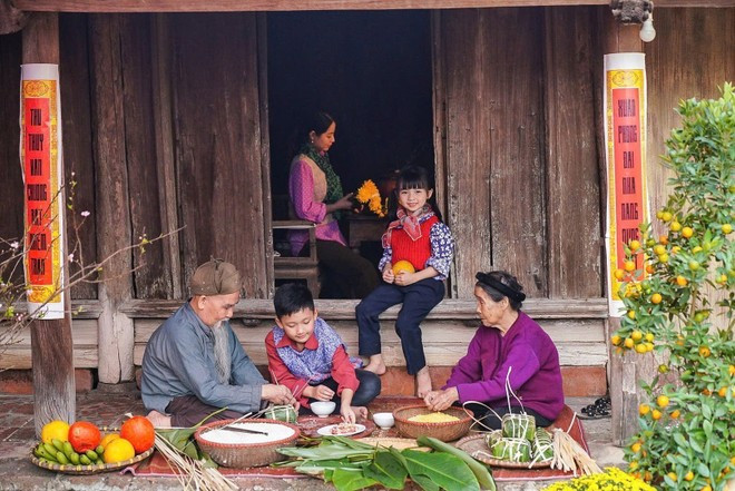 Pour les Vietnamiens, le Nouvel An lunaire est la plus grande et la plus attrayante de toutes les fêtes. Le Nouvel An lunaire est également le moment où les gens rentrent chez eux pour se réunir en famille et rendre visite aux proches et aux amis. Photo : VNA.