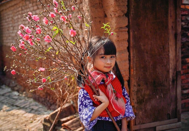 Les enfants attendent ce moment avec impatience, non seulement pour les étrennes, mais aussi pour les vœux et l'affection qui les accompagnent. Photo : VNA.