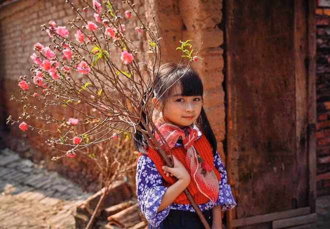 Les enfants attendent ce moment avec impatience, non seulement pour les étrennes, mais aussi pour les vœux et l'affection qui les accompagnent. Photo : VNA.