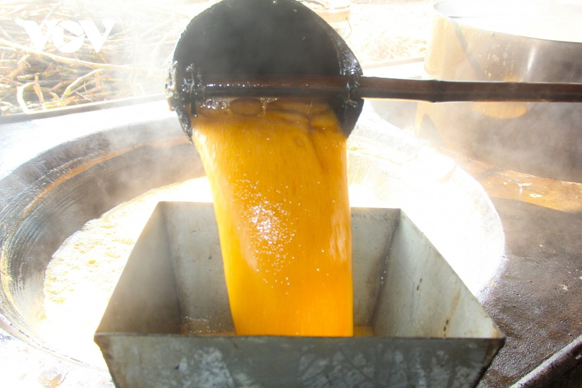 Une mélasse de qualité doit présenter une couleur ambrée et une texture brillante et fluide. Photo : VOV.