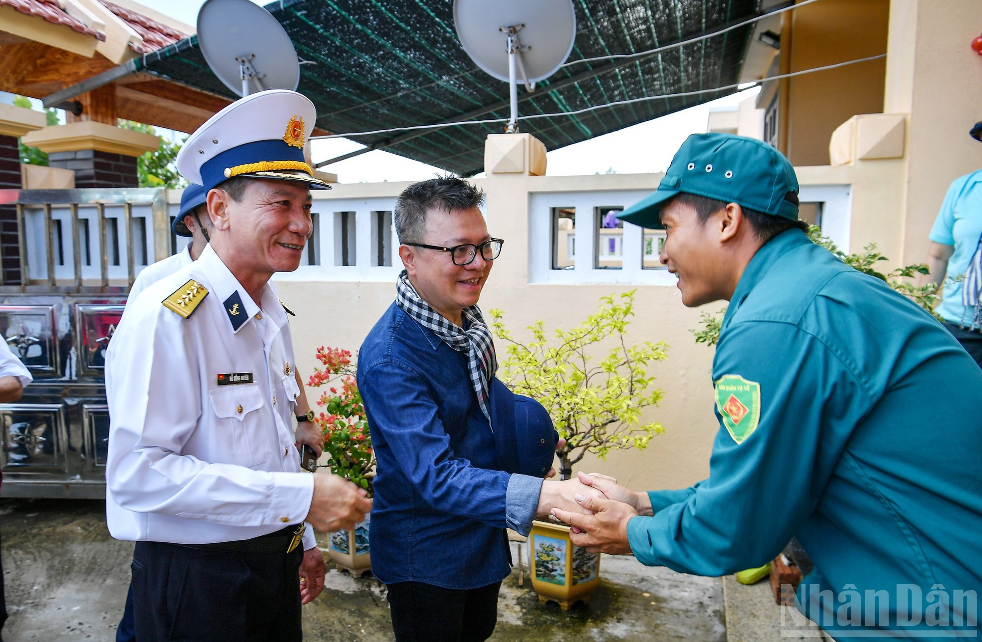 Le chef de la délégation a rendu visite à une famille sur l'île de Da Tay A. ts-dao-da-tay-a.jpg