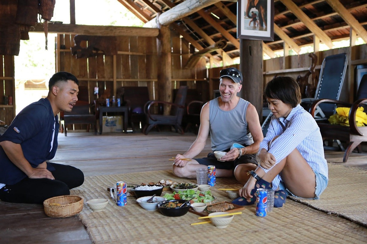 Y sol Sruk présente la cuisine locale aux touristes étrangers. Photo : Vietnamnet. y-sol-presente-la-cuisine-locale-aux-touristes-etrangers-vietnamnet.jpg