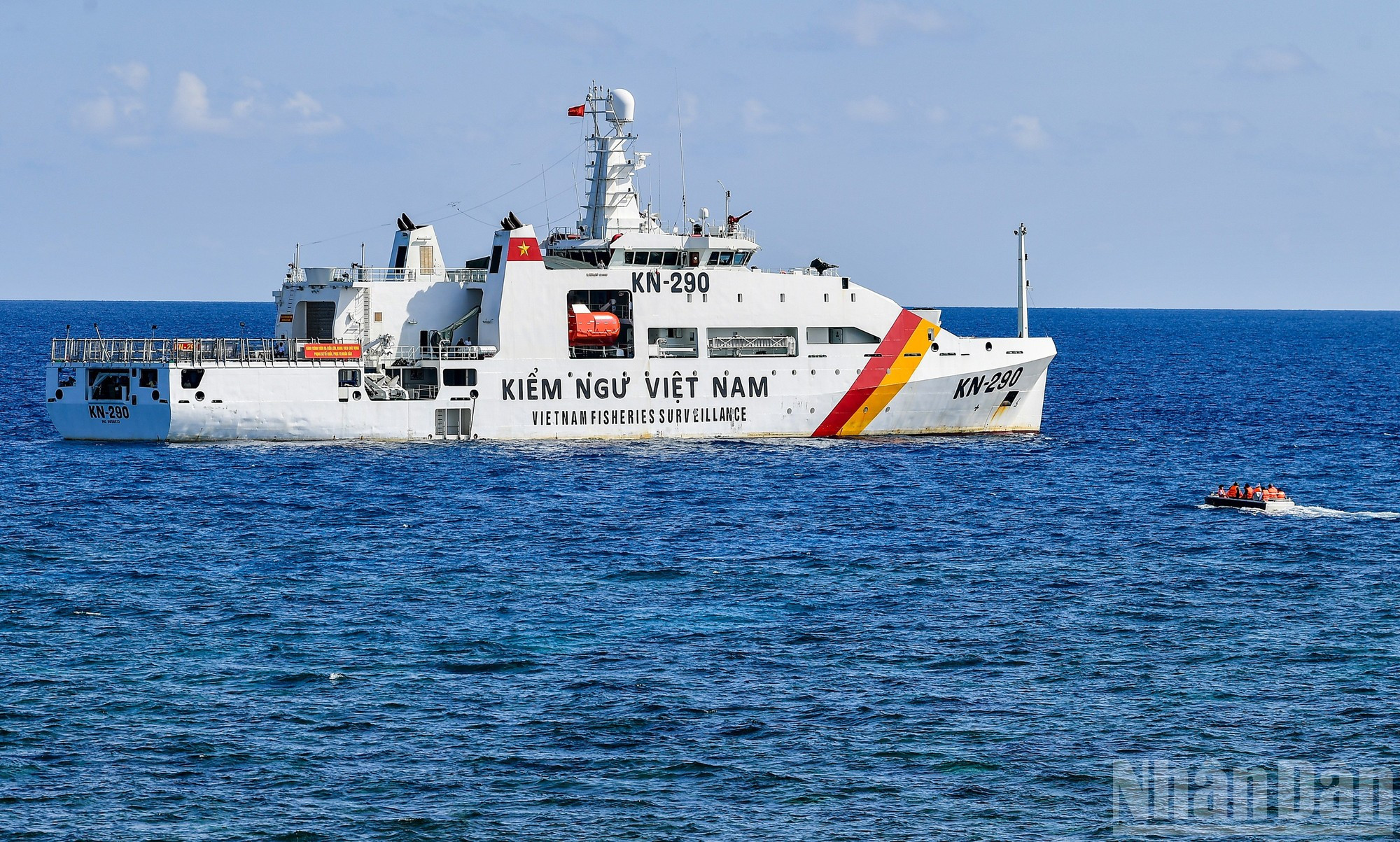 C’est à bord du navire de Surveillance des ressources halieutiques du Vietnam - immatriculé KN-290 - que la délégation no 25 a accosté six îles et une plate-forme DK1. ts-kiem-ngu-kn-290.jpg