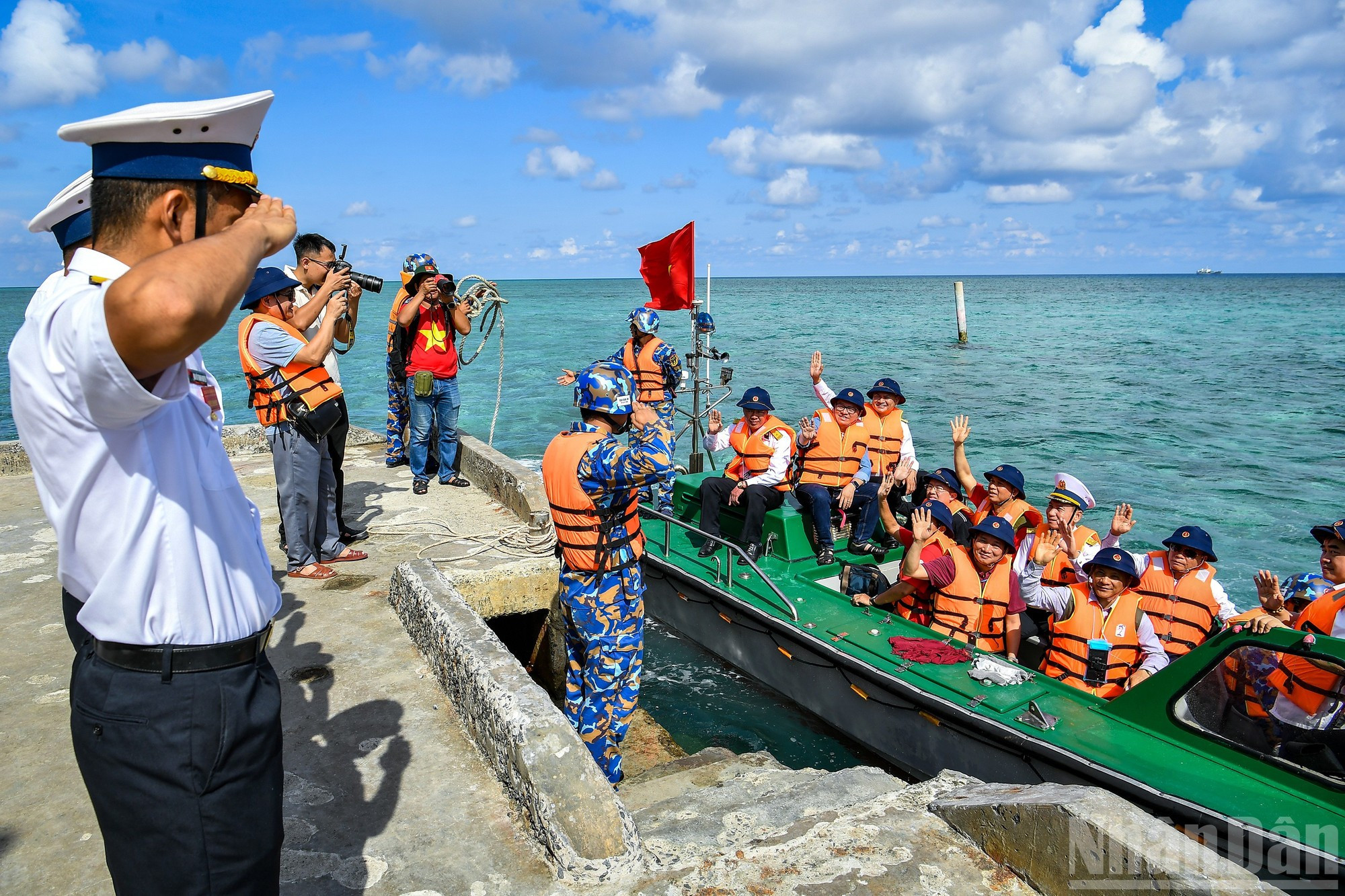 Le journaliste Le Quoc Minh a mené la délégation no 25 lors de son arrivée sur l'île de Da Thi. ts-dan-doan.jpg