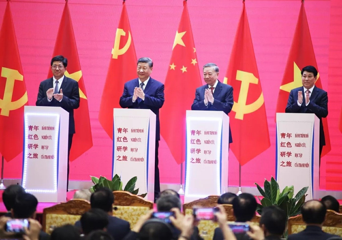 Le secrétaire général du PCV, To Lam, le président de la République, Luong Cuong, et le secrétaire général du Parti et président de la Chine, Xi Jinping, à la cérémonie de lancement du programme « Voyage rouge » pour sensibiliser les jeunes à étudier l’histoire révolutionnaire des deux nations, le 15 avril à Hanoi. Photo : baoquocte. bo-3-cap-cao.jpg