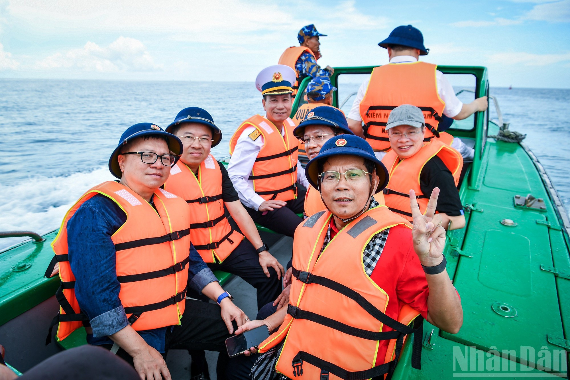 Le journaliste Le Quoc Minh et des représentants des agences de presse sur l'île en canoë. ts-lqm-cano.jpg
