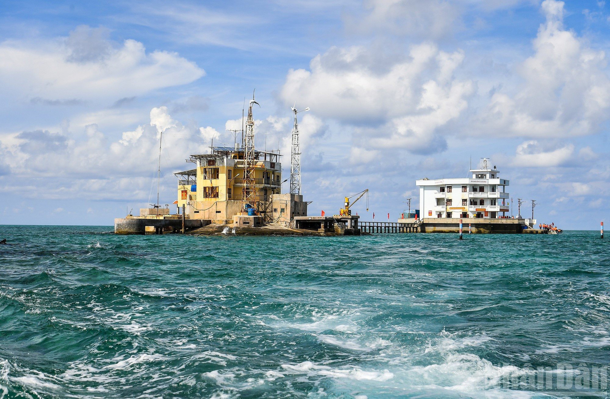 Vues de loin, les îles submergées de Con Lin, Len Dao, Da Thi… sont comme des phares au milieu des vagues de Truong Sa. ts-hai-dang.jpg