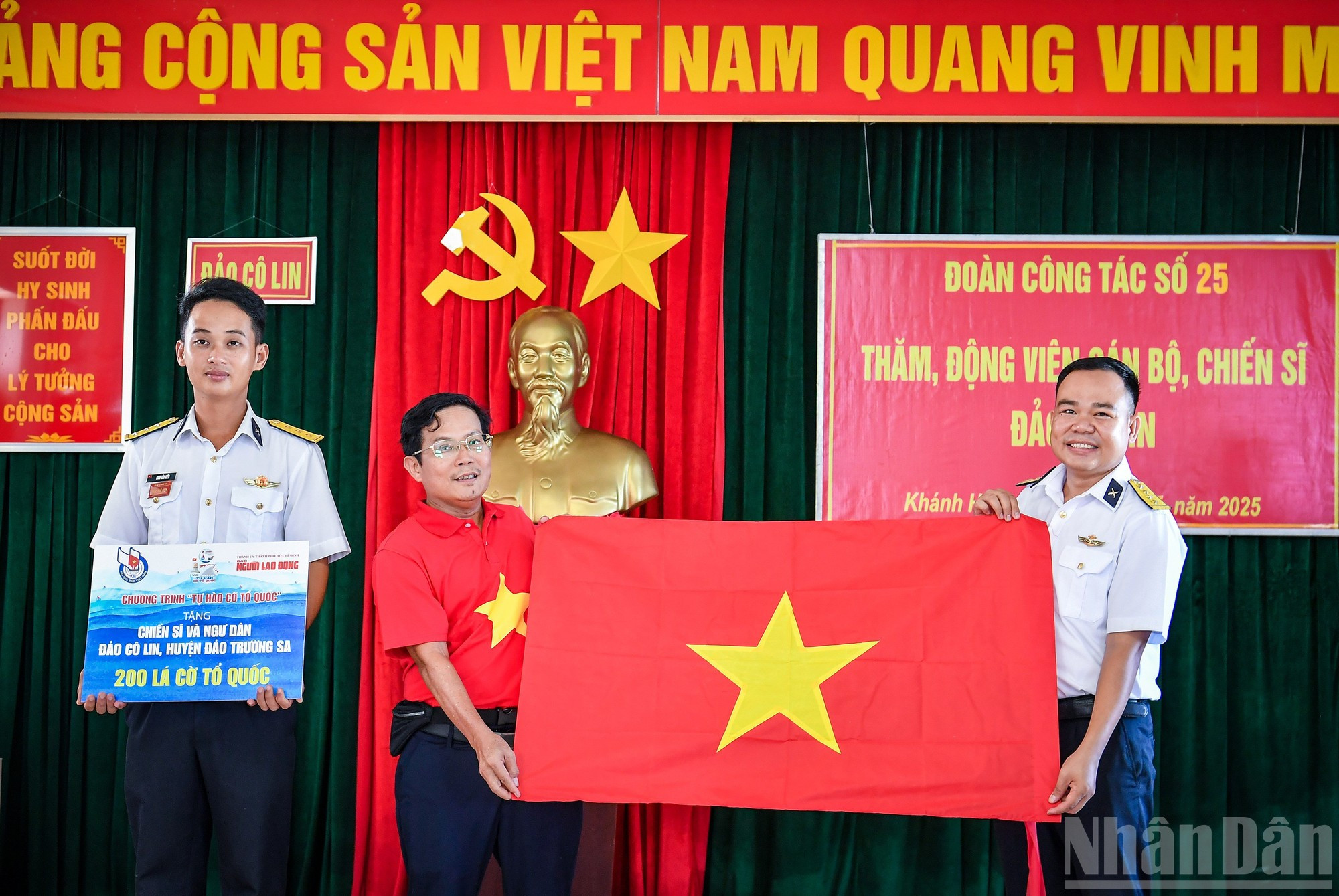 To Dinh Tuan a remis des drapeaux nationaux issus du programme « Fierté du drapeau national » aux soldats et pêcheurs des îles. ts-to-dinh-tuan.jpg