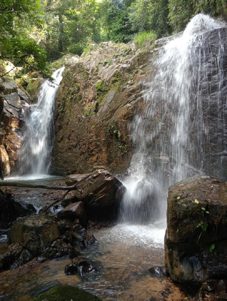 La cascade Sơ Roách se situe dans le hameau de Kon Plong. Photo : Comité populaire de la commune de Kon Plong. thac-so-roach-ubnd-xa-kon-plong.jpg