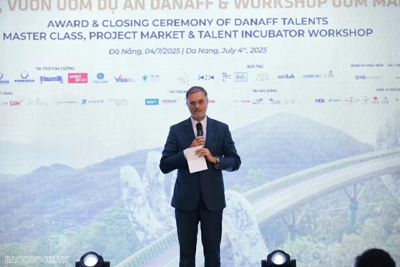 L’ambassadeur de France au Vietnam, Olivier Brochet, a pris la parole lors de la cérémonie de clôture du programme DANAFF Talents. Photo : baoquocte.