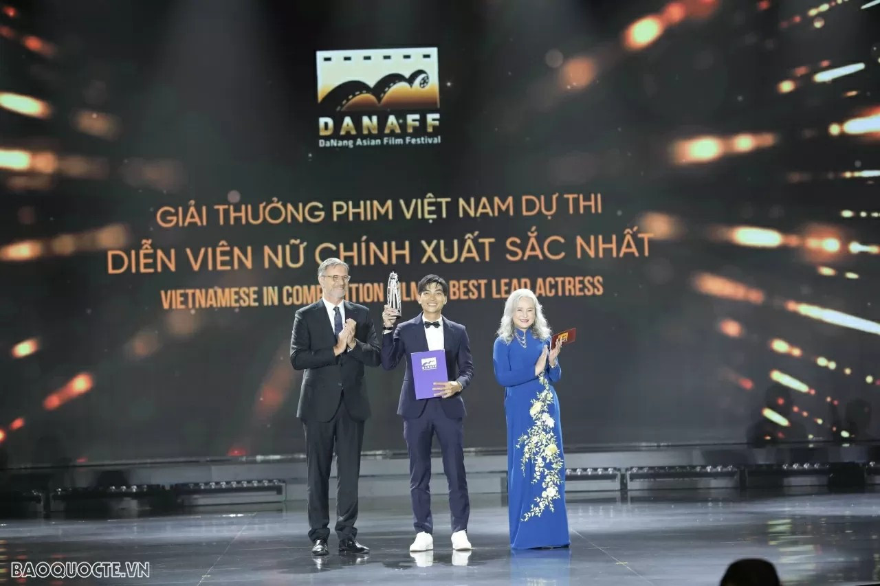 L'ambassadeur Olivier Brochet a remis le Prix de la meilleure actrice de la compétition du film vietnamien pour le rôle principal dans le film « Chi Dau ». En l'absence de l'actrice Viet Huong, c'est le réalisateur Khuong Ngoc qui l’a représentée pour recevoir le prix. Photo : baoquocte. dai-su-nu-dien-vien.jpg