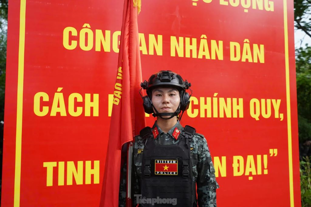 Nguyen Thi Hong Van, venue de la province de Dong Thap, est actuellement agente au sein de l’unité féminine de la police d'intervention spéciale. Photo : TPO. hon-gvan-2.jpg