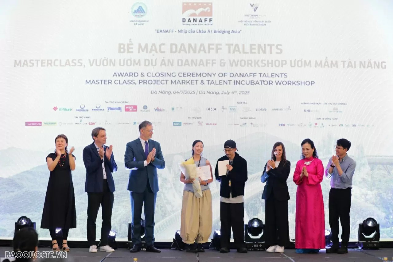 L’ambassadeur de France au Vietnam, Olivier Brochet, représentant le Fonds Cinéma du Monde, remet le prix du meilleur projet cinématographique jeune lors de DANAFF Talents 2025. Photo : baoquocte. dai-su-du-an-dien-anh-tre.jpg