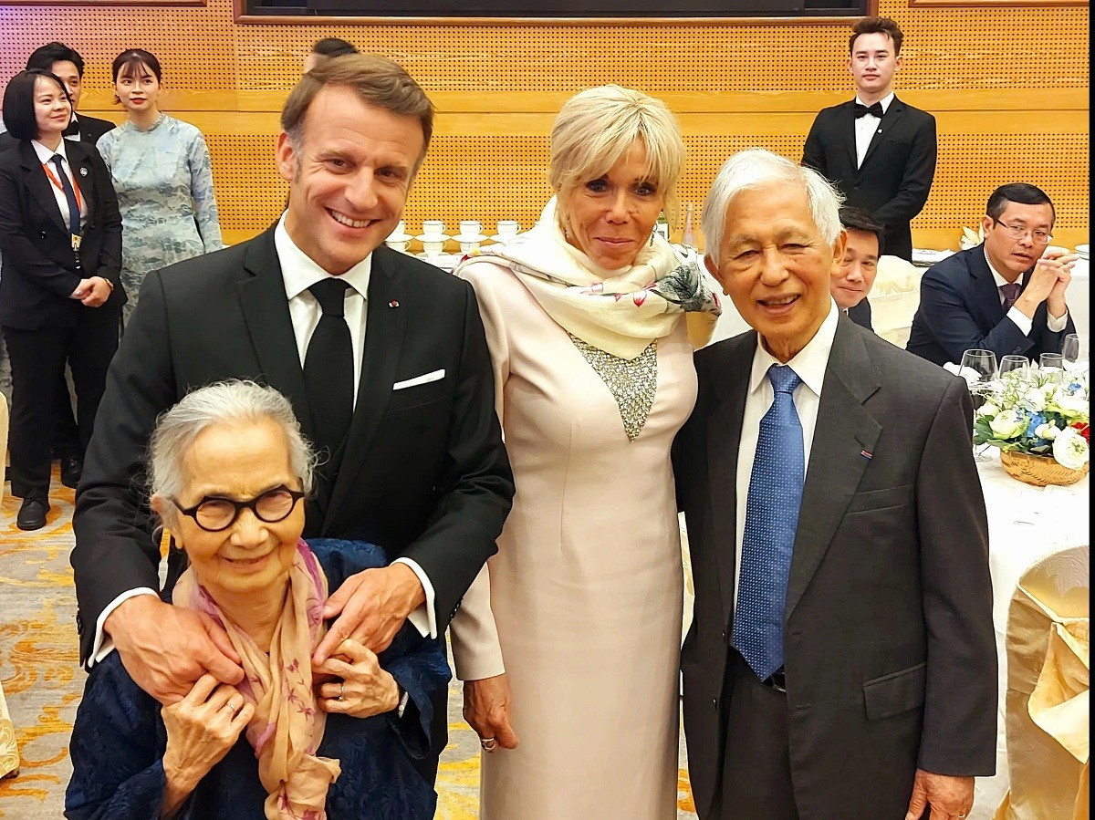 Les professeurs Tran Thanh Van et Le Kim Ngoc avec le président de la République française Emmanuel Macron et son épouse Brigitte Macron lors de leur visite d'État au Vietnam en mai 2025. Photo : TNO. couple-et-coupe-macron-26-mai-a-hn-tno.jpg