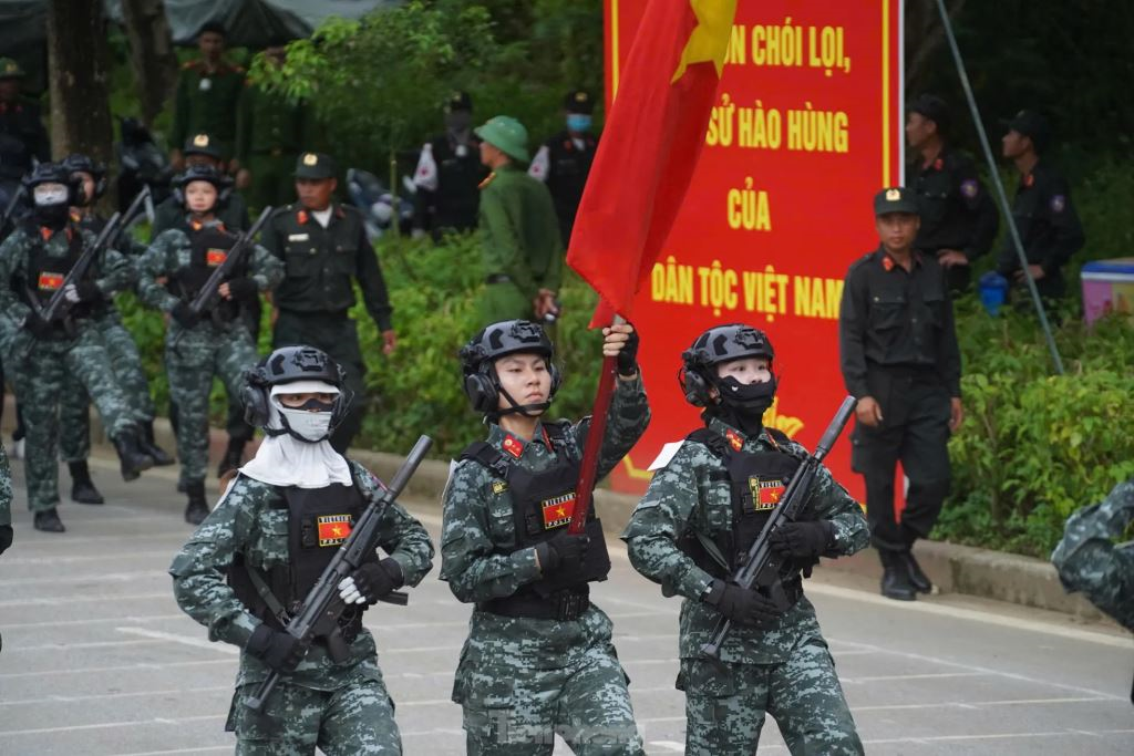 Elles s’entraînent en portant l’uniforme blindé des forces spéciales, lourd et étouffant, tout en marchant sur de longues distances. Photo : TPO. policier-hong-van.jpg