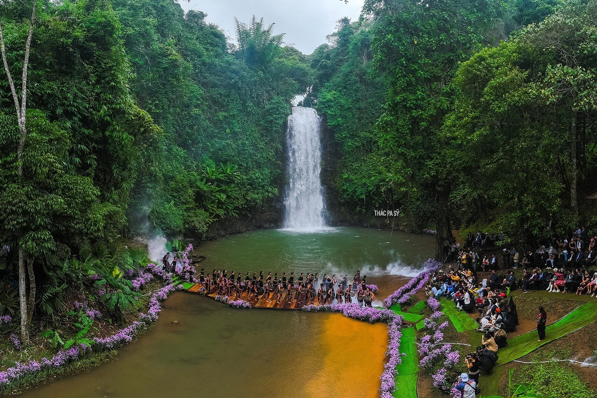 La célèbre cascade Pa Sy accueille chaque année des milliers de visiteurs. Photo : kyluc.vn. thac-pa-sy-kyluc-vn.jpg