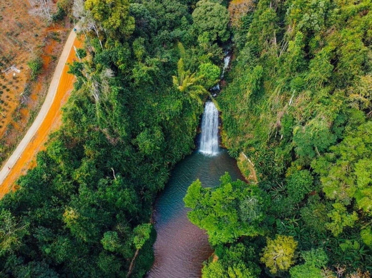 D’une hauteur de plus de 40 mètres et située au cœur de la forêt vierge, la cascade Pa Sy constitue un symbole touristique majeur de Mang Den. Photo : kyluc.vn. thac-pa-sy-kyluc-vn-6751.jpg