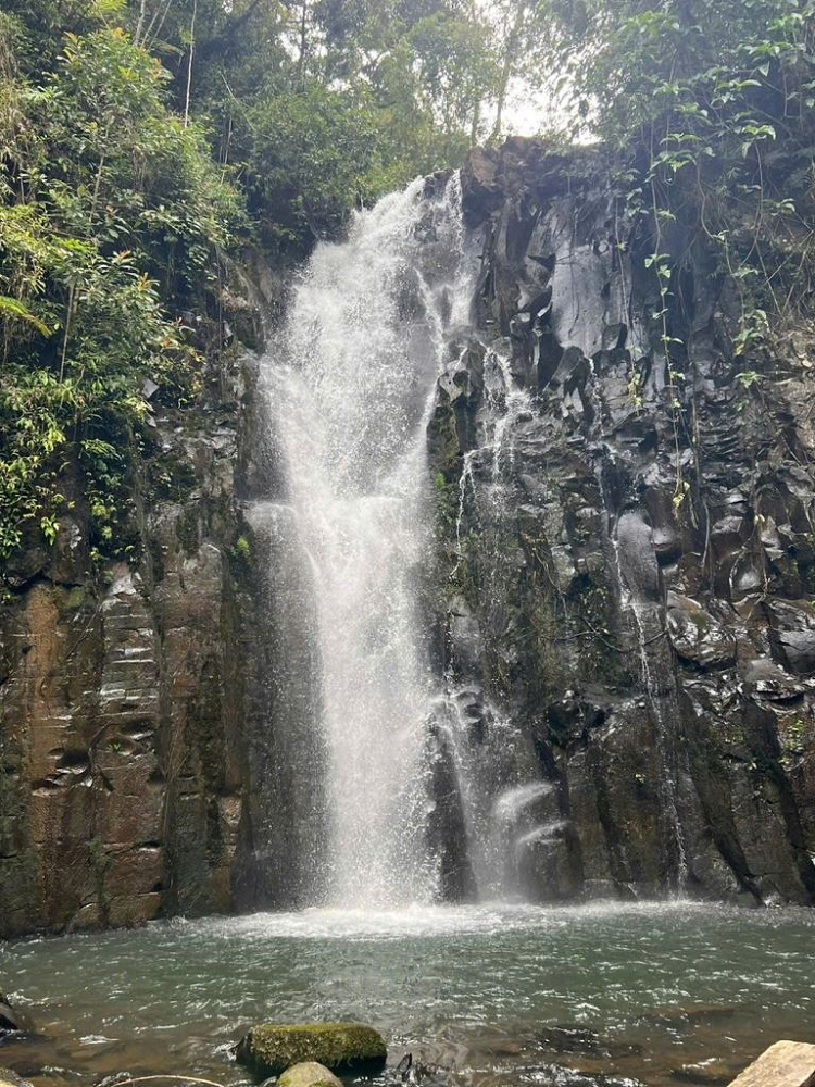 D'une hauteur d'environ 15-17 mètres, la cascade Sơ Roách se déverse dans un lac de plus de 100 m². Photo : tuoitre. thac-so-rocahs-tuoitre.jpg