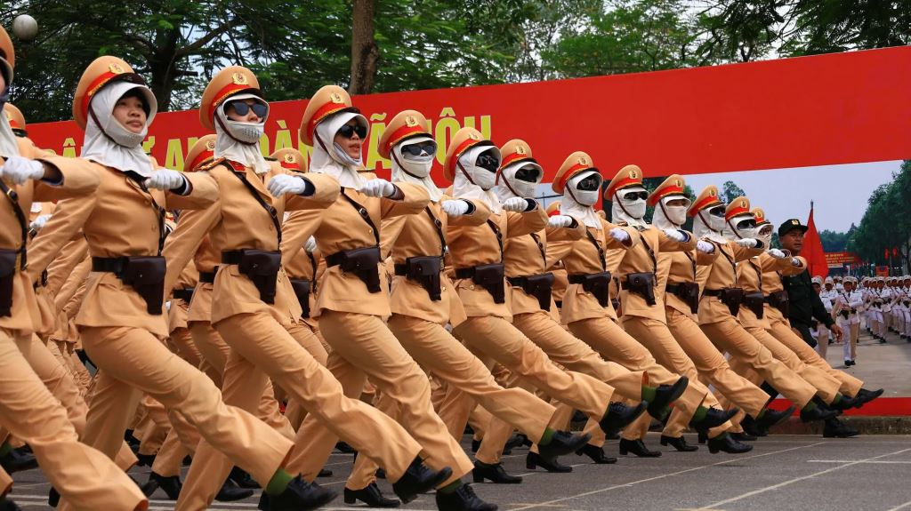 Nguyen Thi Yen Trang et ses coéquipières s'entraînent dans des conditions climatiques difficiles. Photo : TPO. policier-yen-trang.jpg