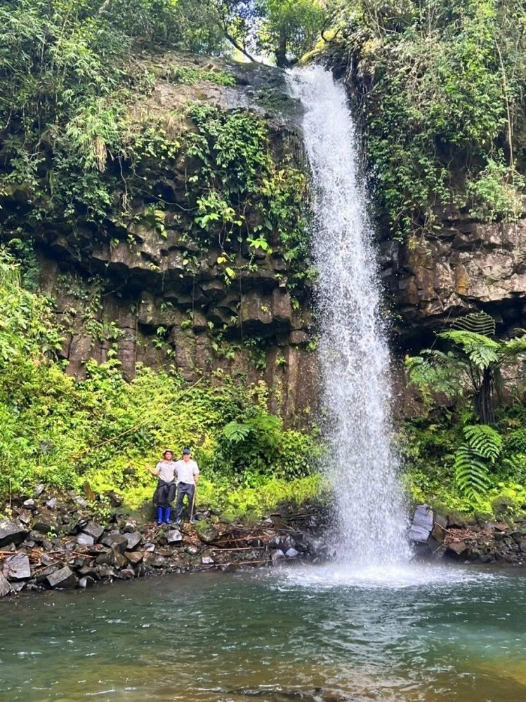 L’accès à la cascade Hơ Kook reste difficile, nécessitant de traverser des forêts denses et un terrain escarpé. Photo : tuoitre. thac-ho-kook-tuoitre.jpg