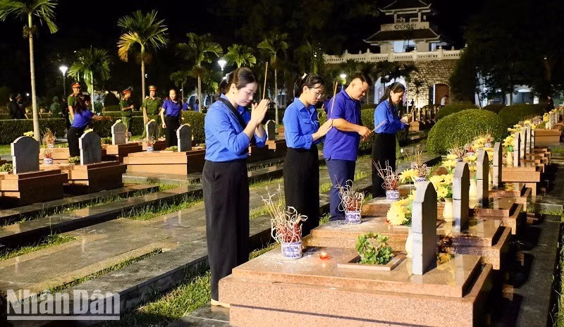 Les jeunes de Dien Bien rendent hommage aux héros morts pour la Patrie au cimetière des martyrs A1