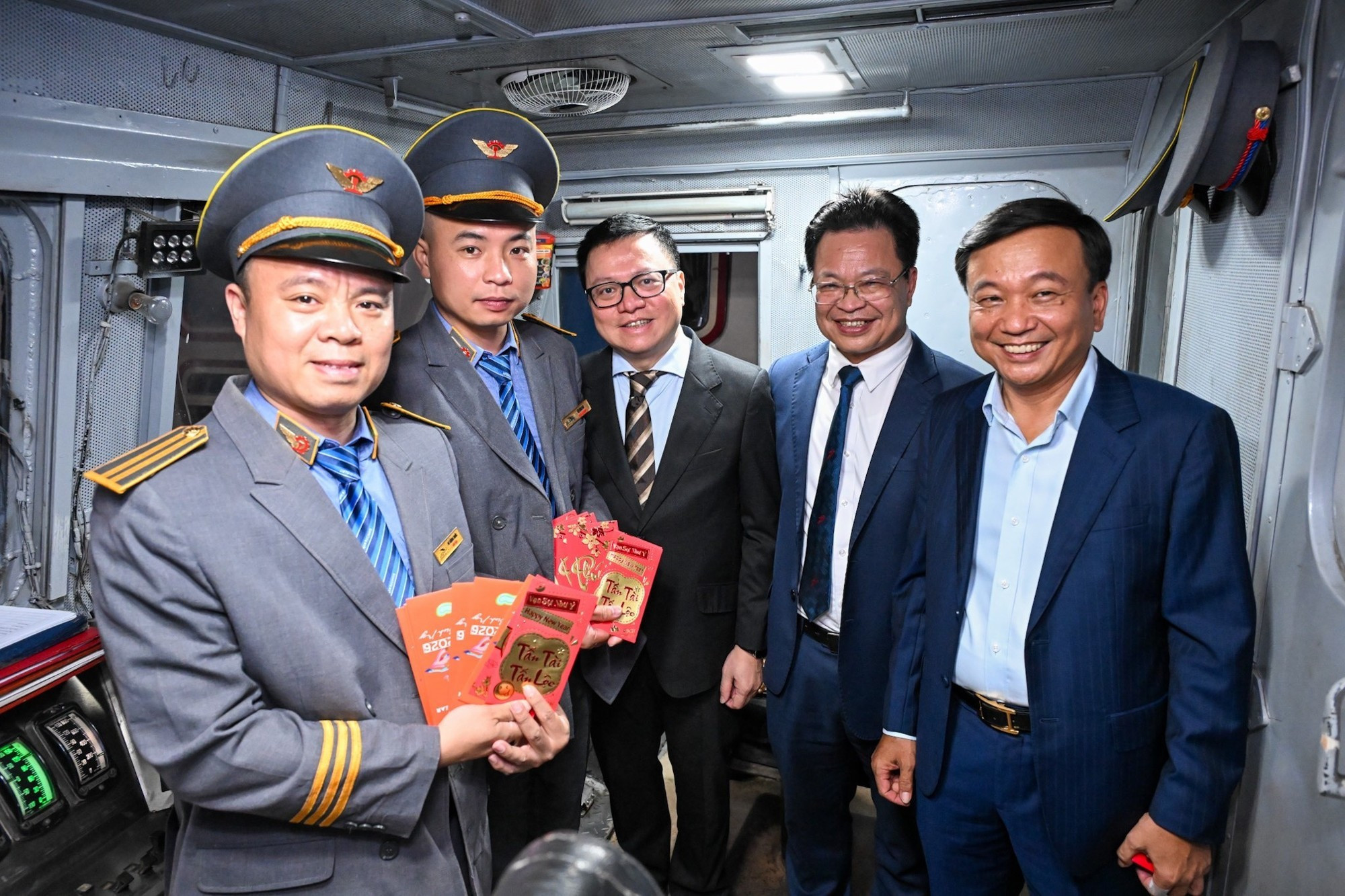 Le rédacteur en chef du Journal Nhân Dân, Le Quoc Minh, et le vice-ministre de la Construction Nguyen Danh Huy, aux côtés des dirigeants de la Compagnie nationale des chemins de fer du Vietnam, offrent des présents aux cadres du secteur ferroviaire. 