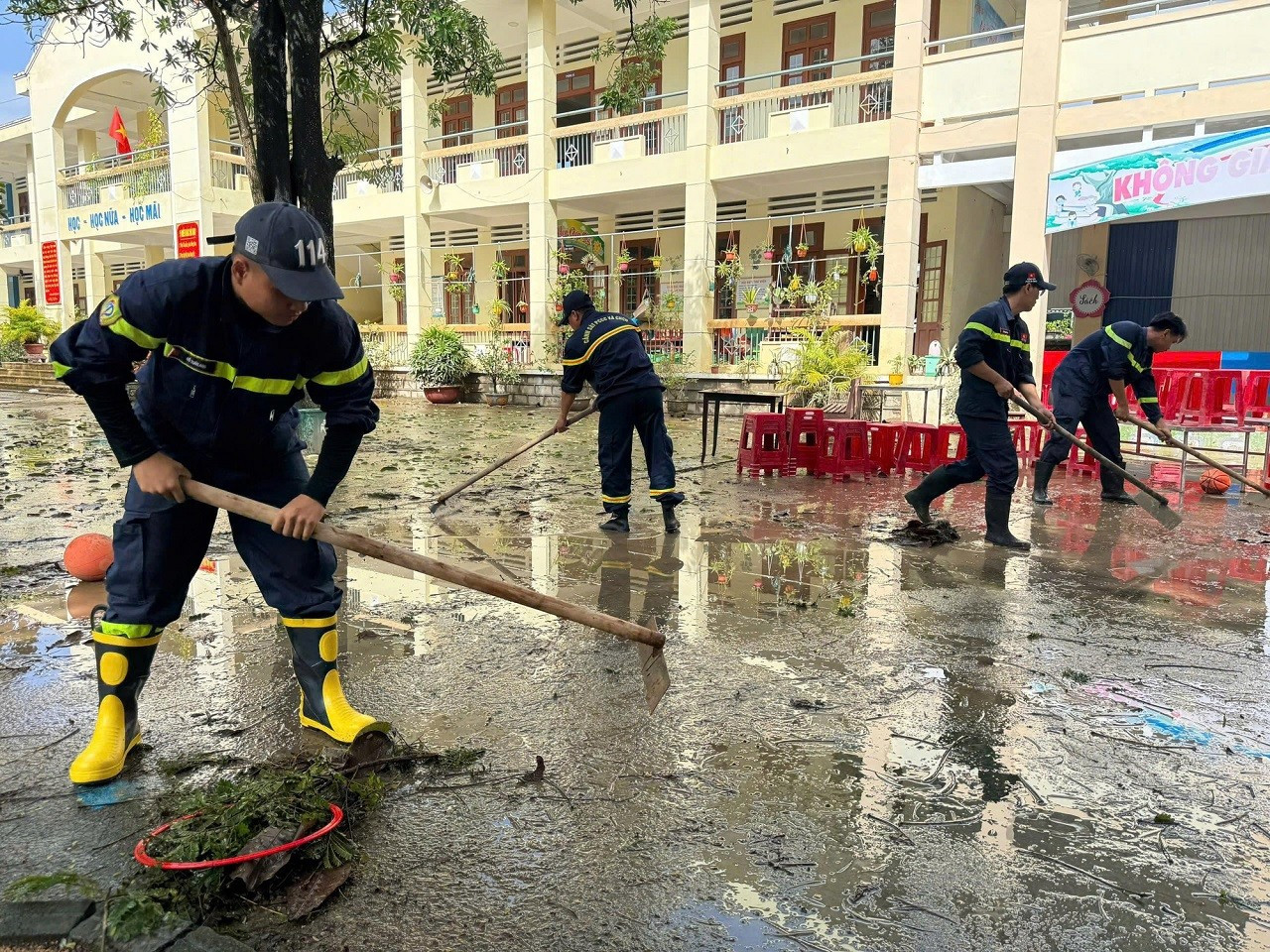 Les forces de PC07 mènent les opérations de nettoyage des écoles dans la province de Dak Lak.