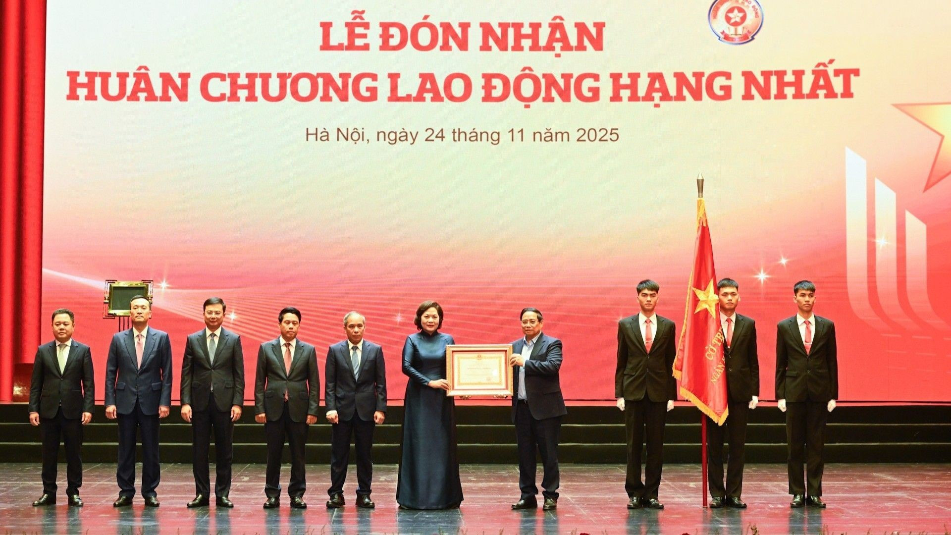 Le Premier ministre Pham Minh Chinh a remis l’Ordre du Travail de première classe à la Banque d’État du Vietnam.