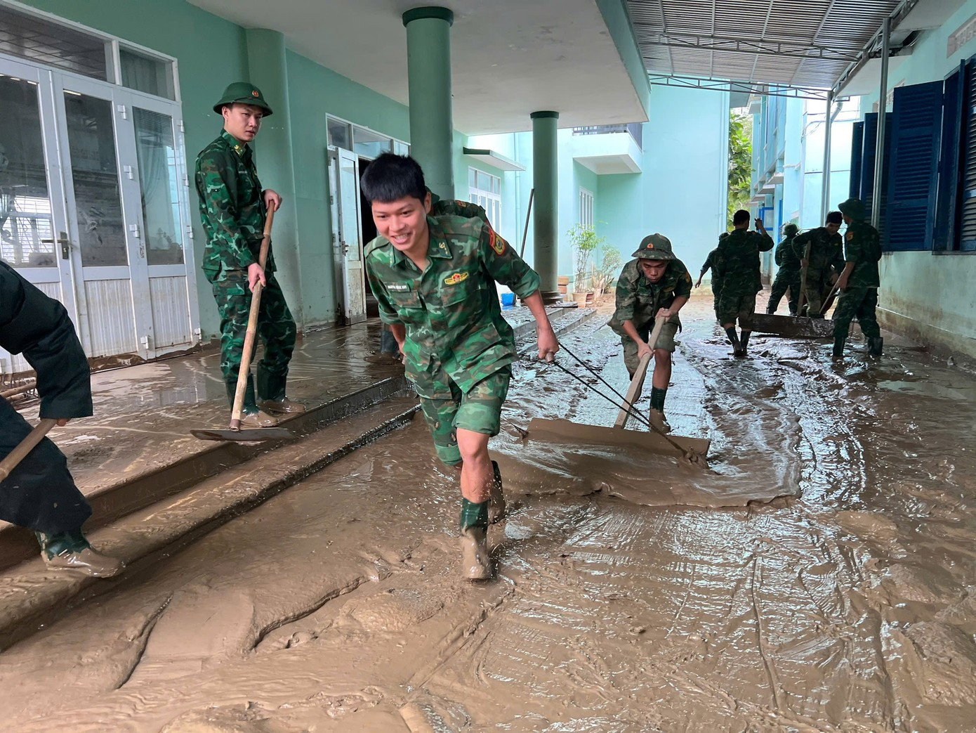 Khanh Hoa : les garde-frontières aux côtés des habitants pour faire face aux dégâts des inondations