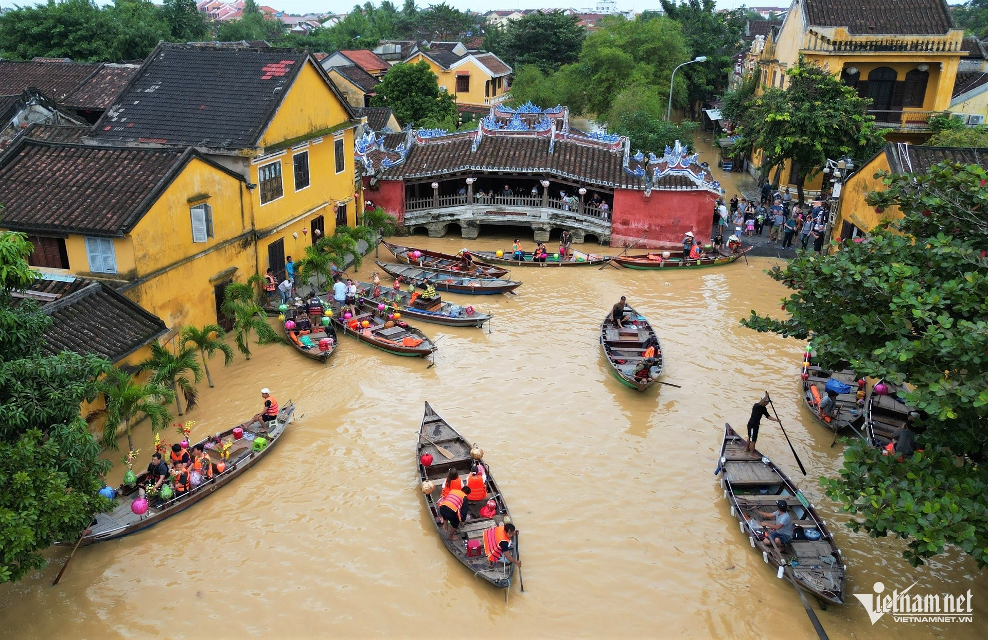 Inondations à Hoi An : les touristes découvrent avec enthousiasme la vieille ville en barque