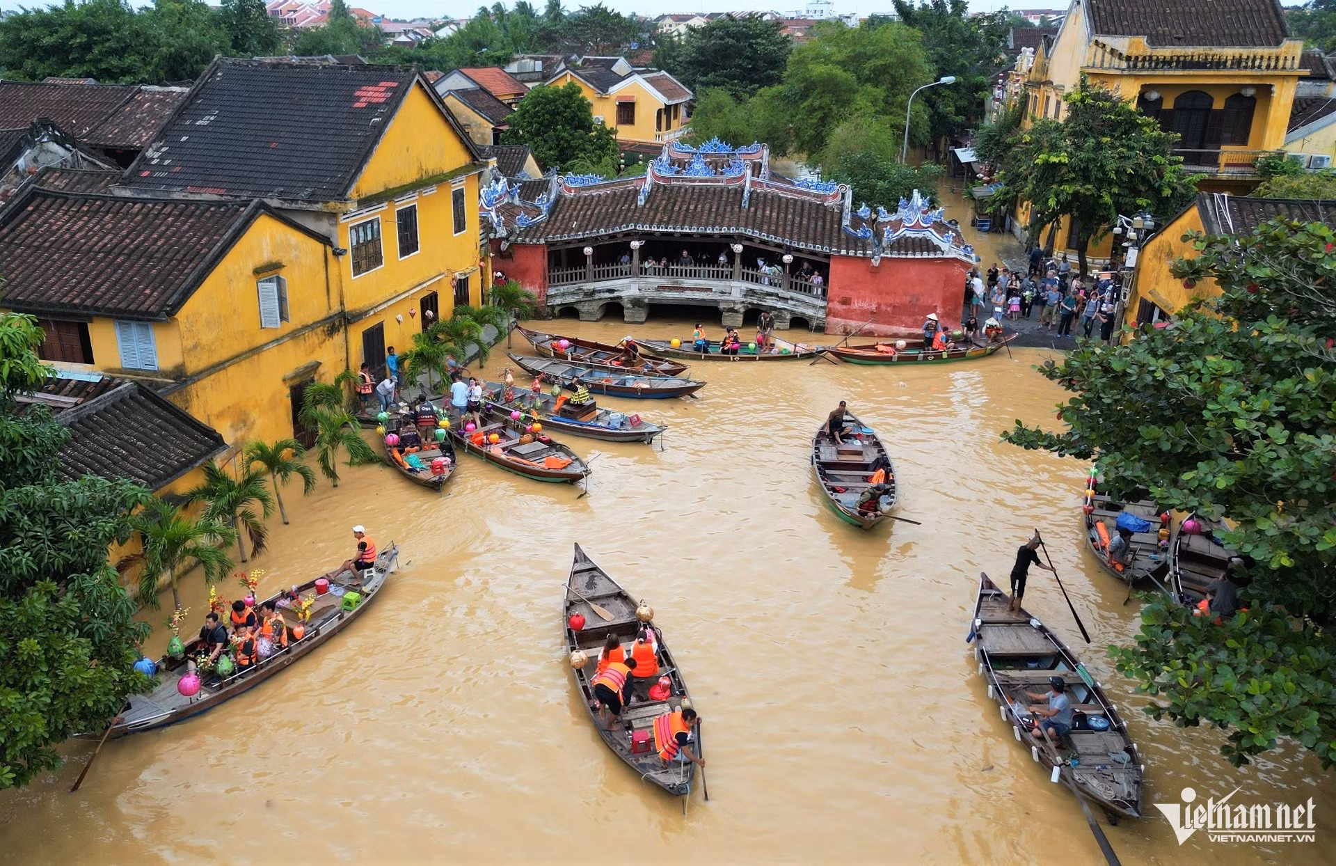 Inondations à Hoi An : les touristes découvrent avec enthousiasme la vieille ville en barque