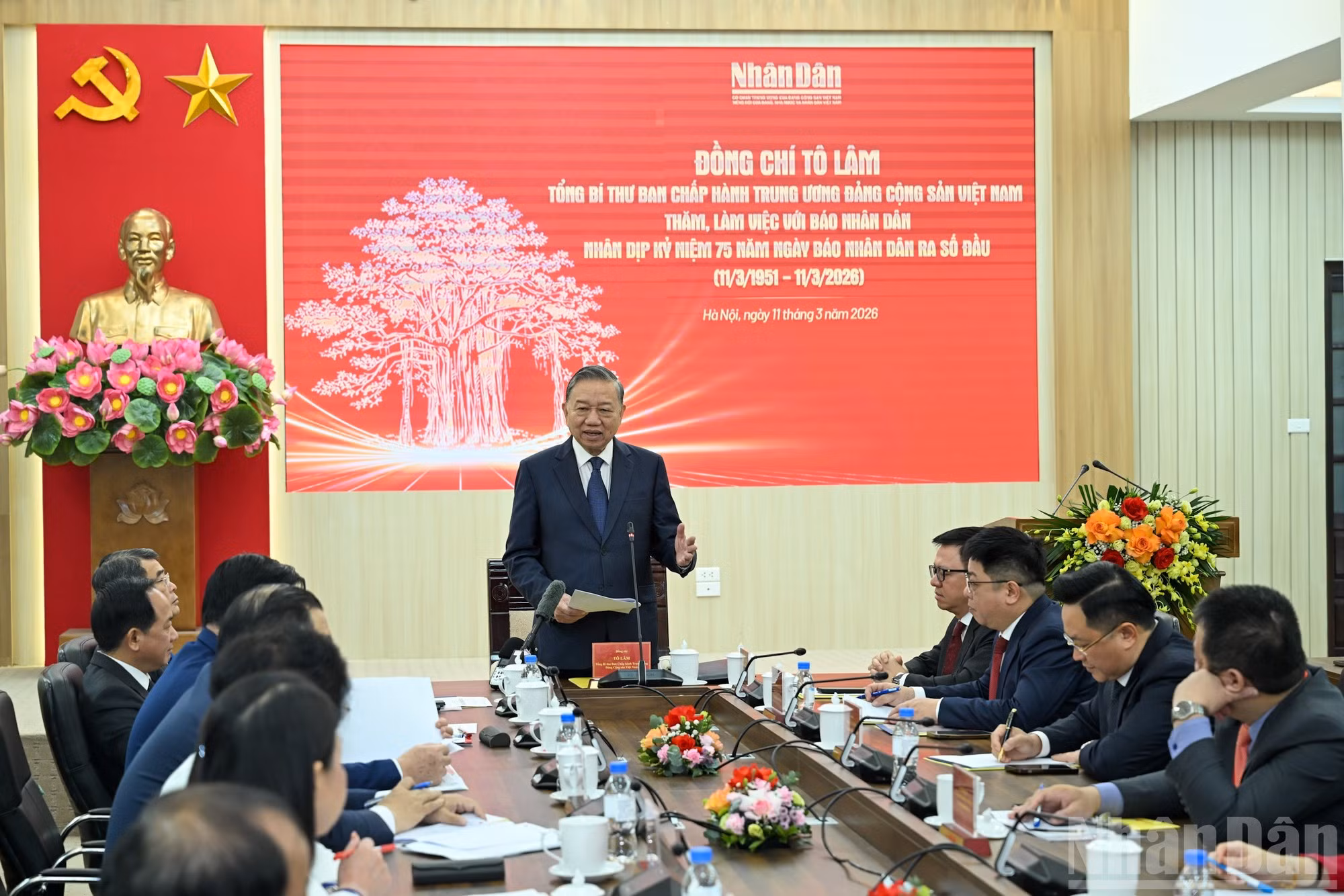 Le secrétaire général To Lam préside la séance de travail avec le Journal Nhân Dân. 
