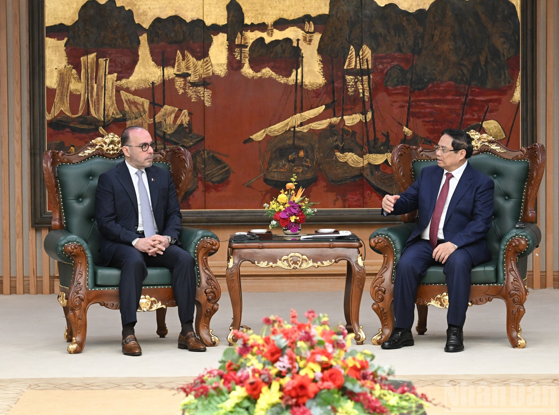 Le Premier ministre Pham Minh Chinh reçoit l'ambassadeur du Qatar au Vietnam. 