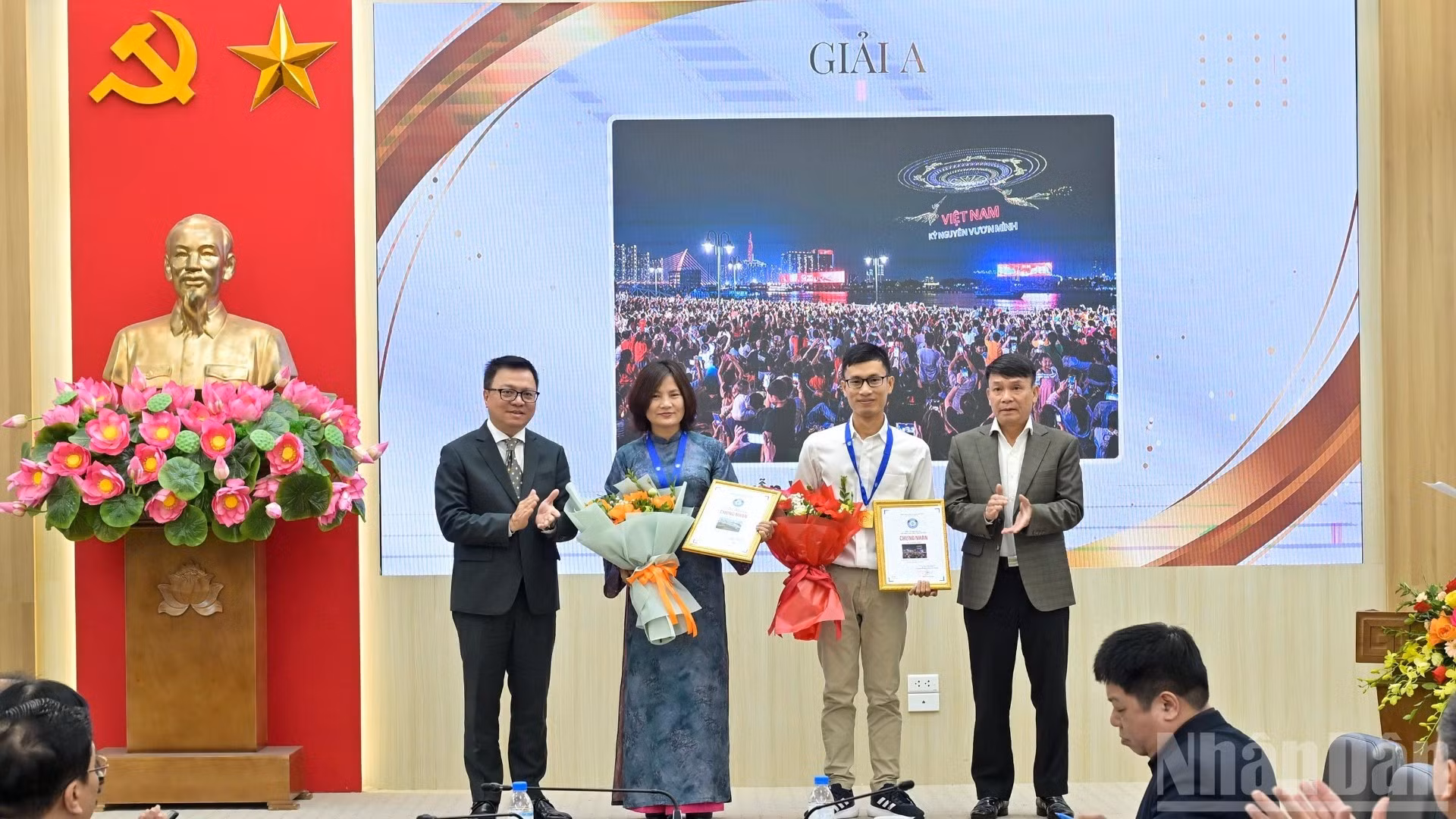 Les œuvres « Hanoi – une ville belle et moderne » de l’auteure Tran Thu Ha et « L’ère de l’essor » de l’auteur Nguyen Van Trung ont remporté le prix A du concours.