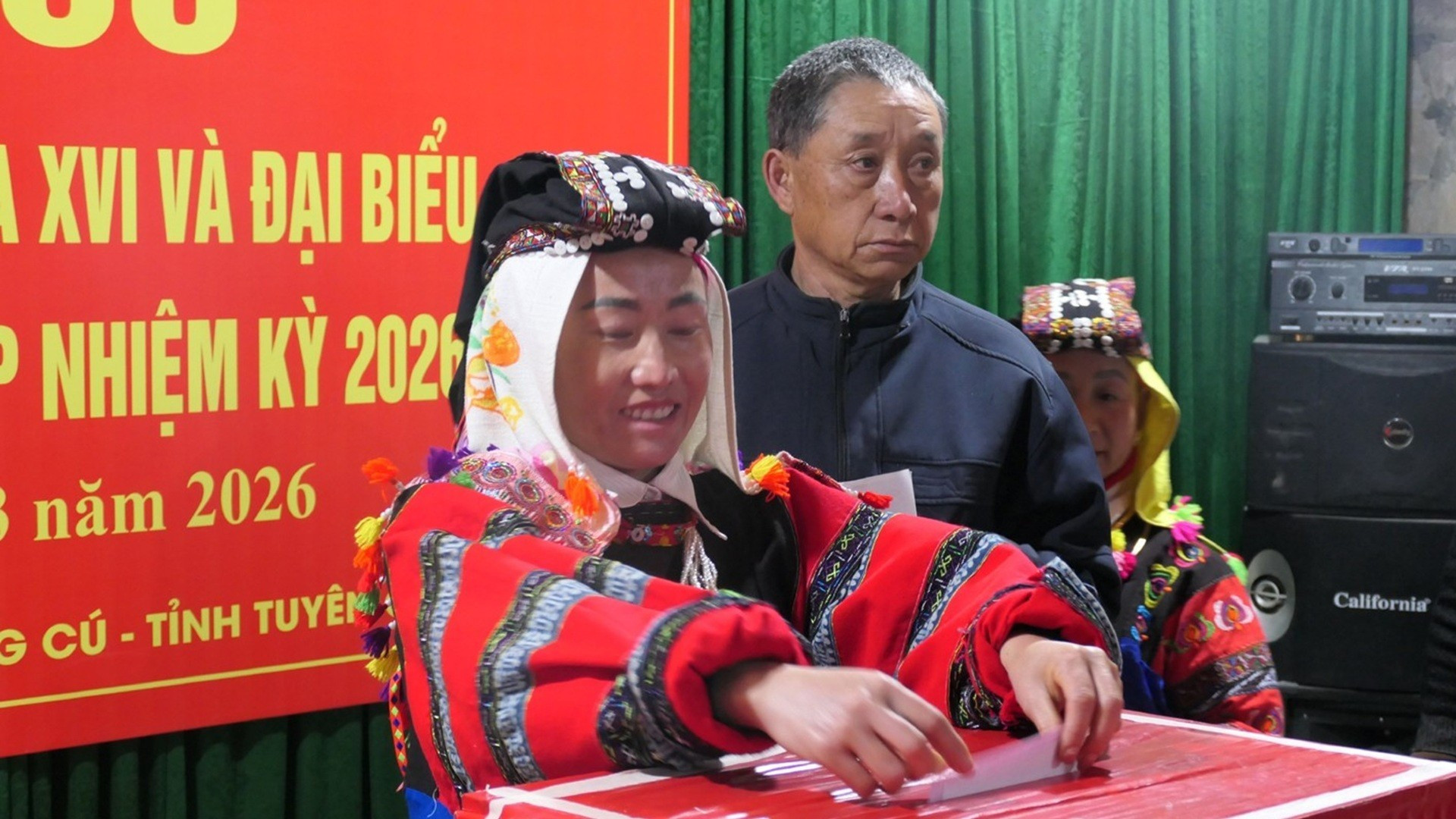 Des électeurs du village Lo Lo Chai, commune de Lung Cu, participent au scrutin pour élire les députés de l’Assemblée nationale (XVIe législature) et les membres des Conseils populaires à tous les niveaux pour le mandat 2026-2031.