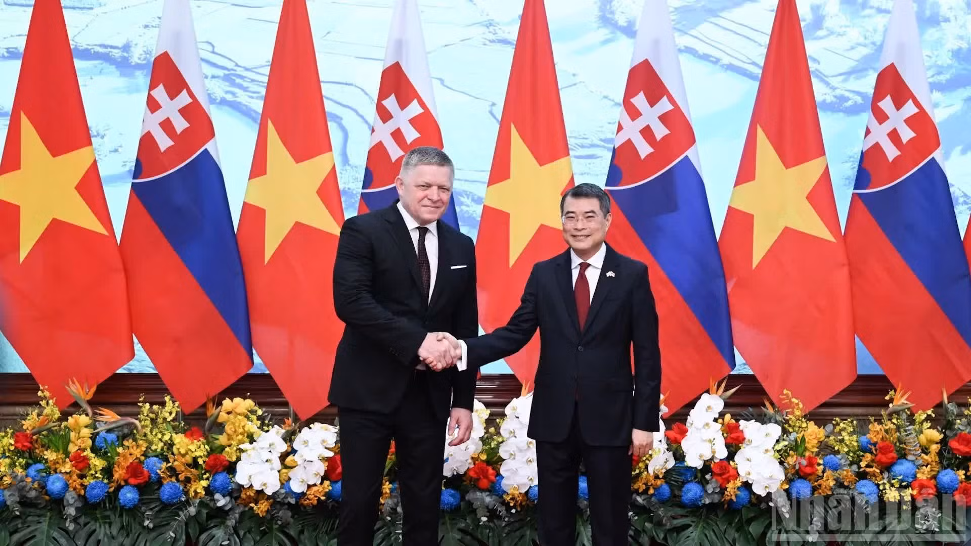 Le Premier ministre vietnamien Le Minh Hung (à droite) et son homologue slovaque Robert Fico.
