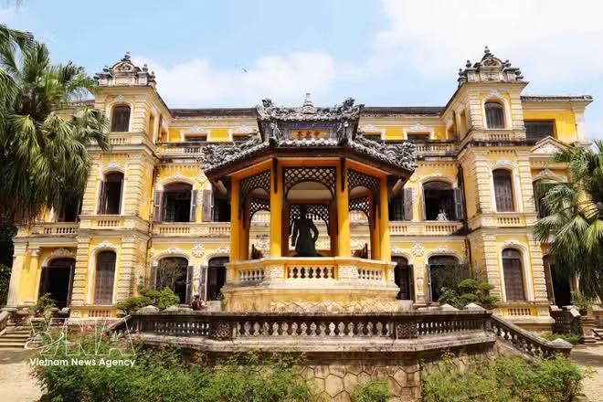 L'architecture de l'édifice Khai Tuong du palais An Dinh témoigne d'un mélange subtil entre styles oriental et occidental. Photo : VNA.