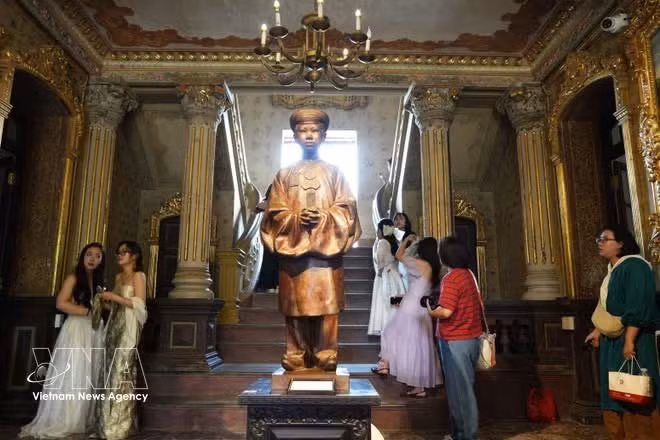 Statue du prince héritier Vinh Thuy - le futur empereur Bao Dai, dans le palais An Dinh. Photo : VNA.